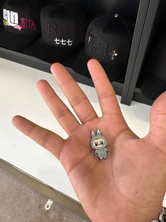 Labubu pin gris